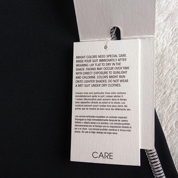 NWT Volcom Youth Long-sleeved Rash Guard in Firebird Pattern - Picture 8 of 11